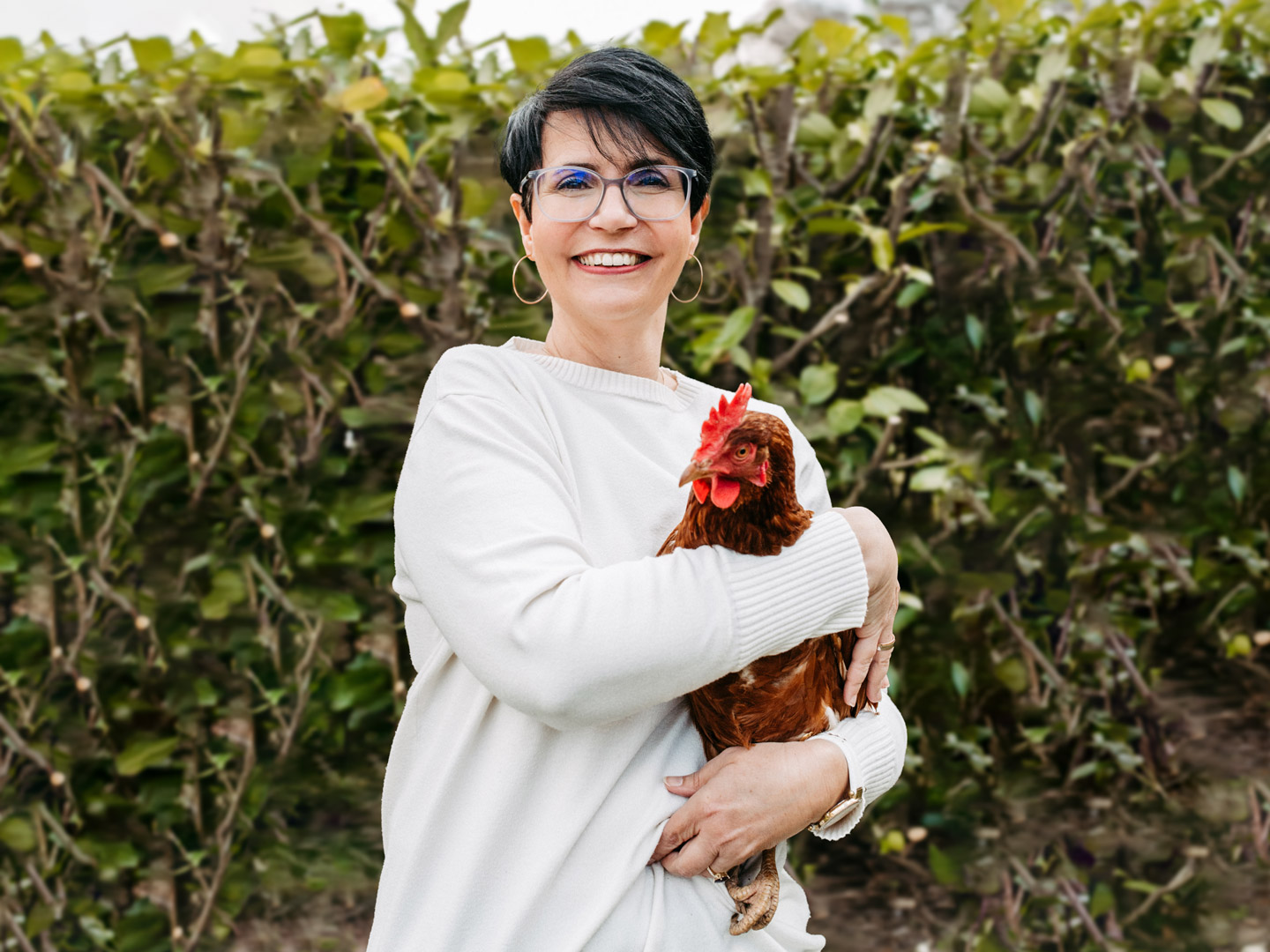 Über mich Karin Samhaber mit Huhn